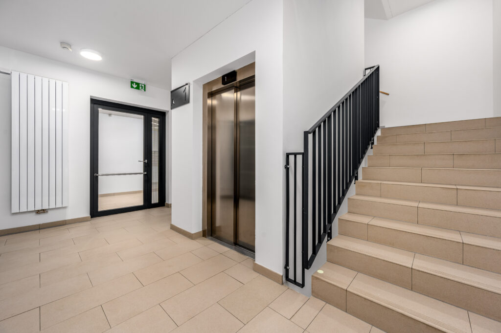 Výmalba společných prostor na adrese Naskové, Praha