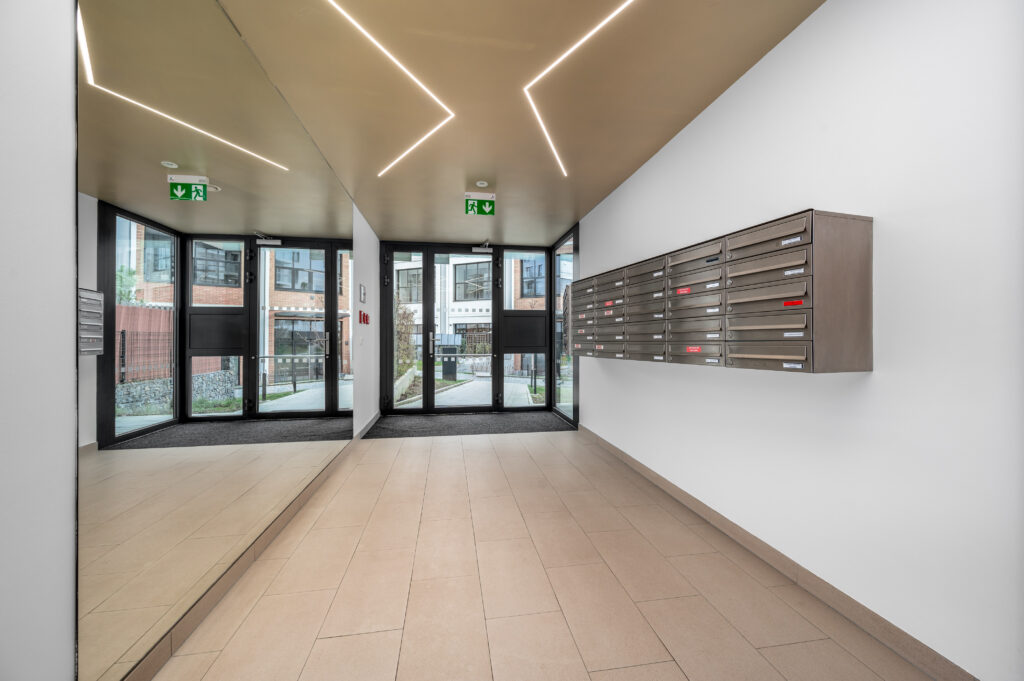 Výmalba společných prostor na adrese Naskové, Praha