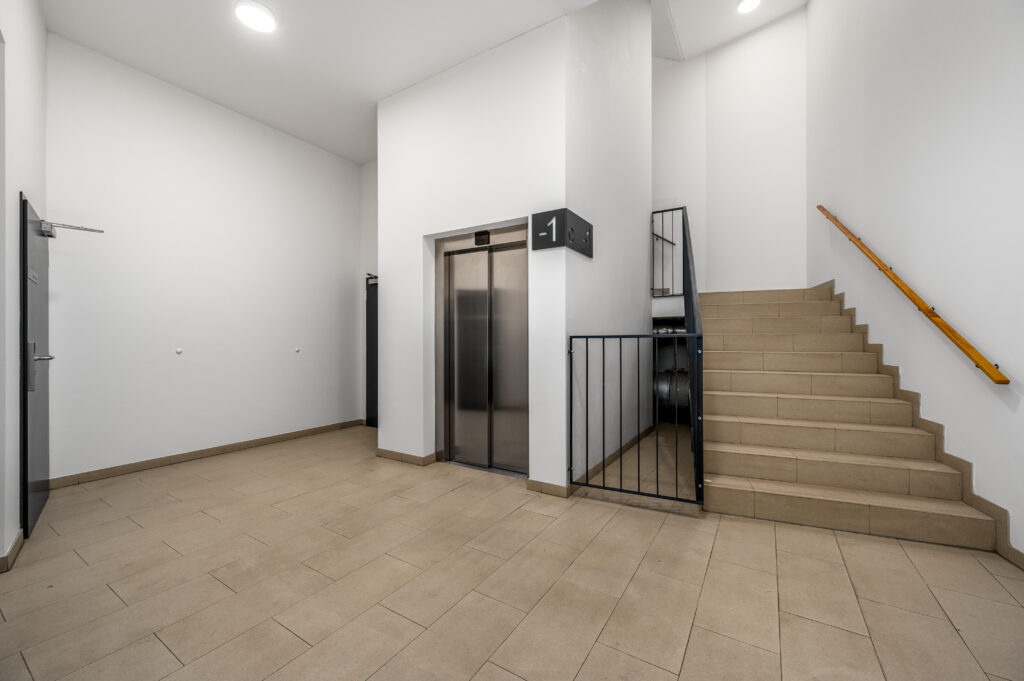 Výmalba společných prostor na adrese Naskové, Praha