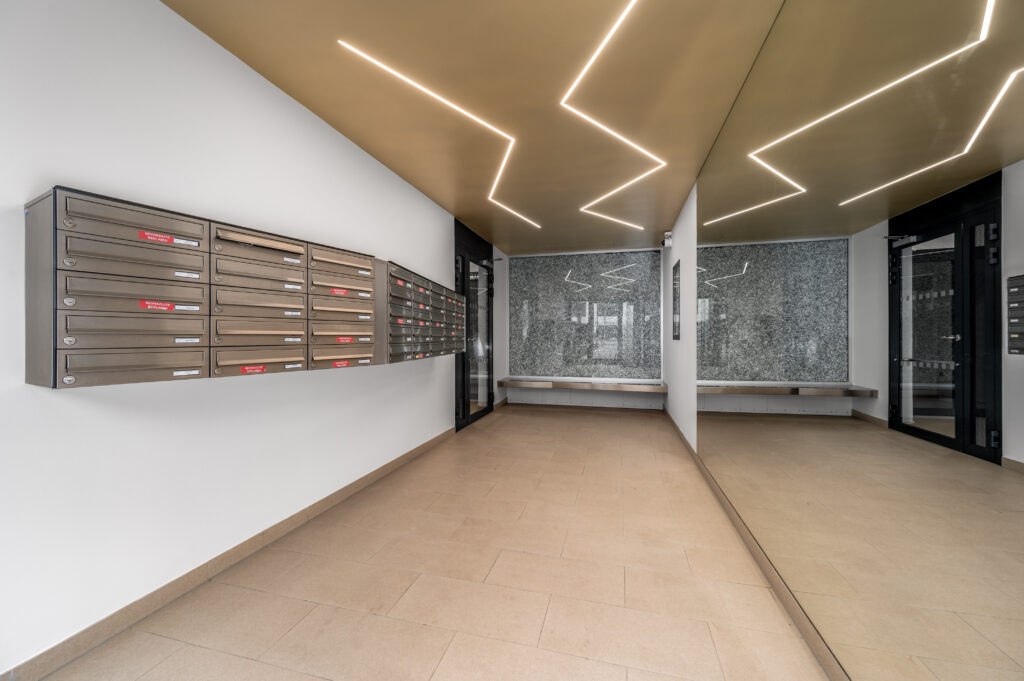 Výmalba společných prostor na adrese Naskové, Praha