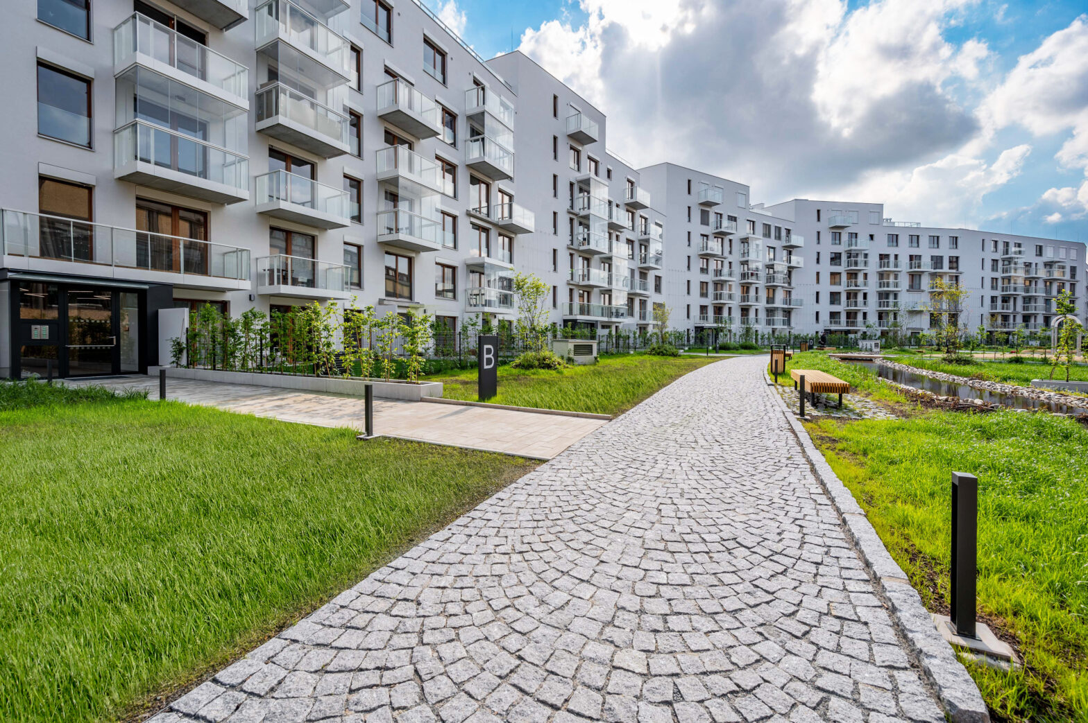 Výmalba společných prostor na adrese Naskové, Praha