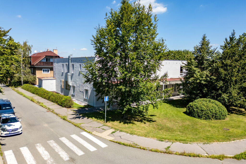 Renovace fasády na pražském Zličíně